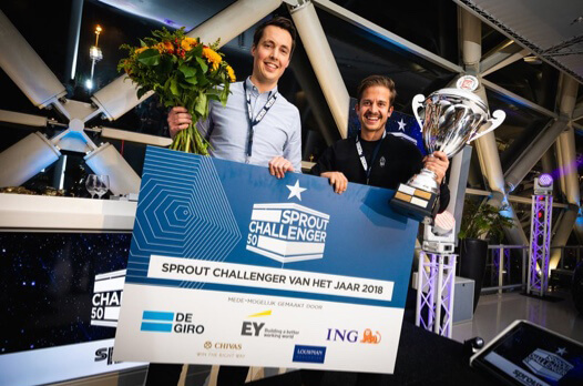 Protolabs Network mede-oprichters Filemon Schoffer en Brian Garrett met de Dutch Challenger of the year trofee